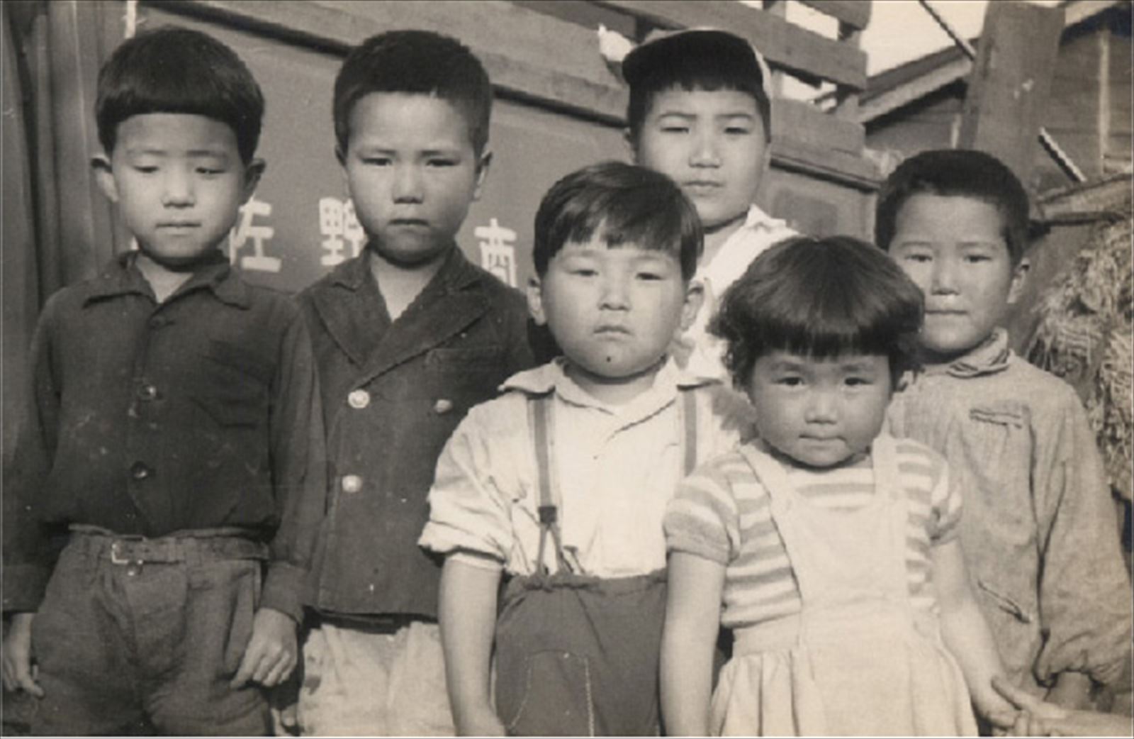 At that age he was called Bokko (junk) shop Tomikazu-kun (third from the left)